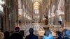 ARCHIVO - El presidente francés, Emmanuel Macron, en el centro, y su esposa, Brigitte Macron, segunda desde la derecha, visitan los interiores restaurados de la catedral de Notre-Dame de París, el 29 de noviembre de 2024 en París.