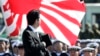 日本首相安倍晉三在東京一個海軍基地檢閱日本自衛隊。