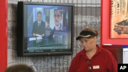 Televisão no aeroporto de Sheremetyevo, em Moscovo, onde se pensa estar em trânsito internacional Edward Snowden
