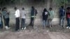 ወጣቶች ገመድ አልባ የኢንተርኔት ኔትወርክ ፍለጋ (ፎቶ፡ ፎርቹን)