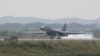 지난 9월 괌에서 발진한 미 공군 장거리 전략폭격기 B-1B 2대가 군사분계선 주변을 비행한 후, 1대는 21일 주한미군 오산공군기지에 착륙하고 있다. B-1B가 한국에 착륙하는 것은 처음이다.