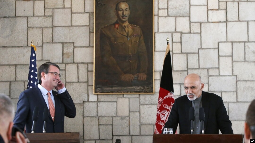 El secretario de Defensa, Ashton Carter (izquierda) escucha al presidente afgano, Ashraf Ghani, durante una conferencia de prensa en Kabul.