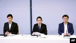 기시다 후미오(가운데) 일본 총리가 22일 도쿄 시내 관저에서 각의를 주재하고 있다. 