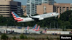 American Airlines dijo en un comunicado el martes que está cooperando con la policía.