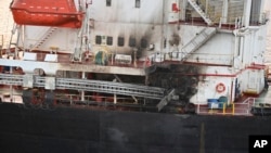 Navio Genco Picardy, propriedade dos EUA, que foi atacado por drone com bombas lançado pelos rebeldes Houthi do Iémen no Golfo de Áden, 18 de janeiro de 2024