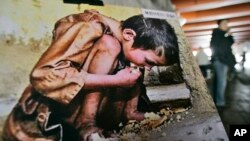 지난 2008년 세계 인권 선언 60주년을 맞아 서울에서 북한 인권 실태를 알리는 전시회가 열린 가운데 기근으로 고통받는 북한 아이의 사진이 보인다. (자료사진)