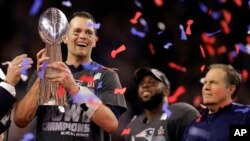 미국 텍사스주 휴스턴의 NRG스타디움에서 열린 제51회 미국프로풋볼(NFL) 챔피언 결정전 슈퍼볼에서 뉴잉글랜드 패트리어츠가 대역전극을 펼치며 역대 5번째 우승을 달성했다. 쿼터백 톰 브래디(왼쪽)가 우승 트로피 '빈스 롬바르디'를 들어올리며 활짝 웃고 있다.