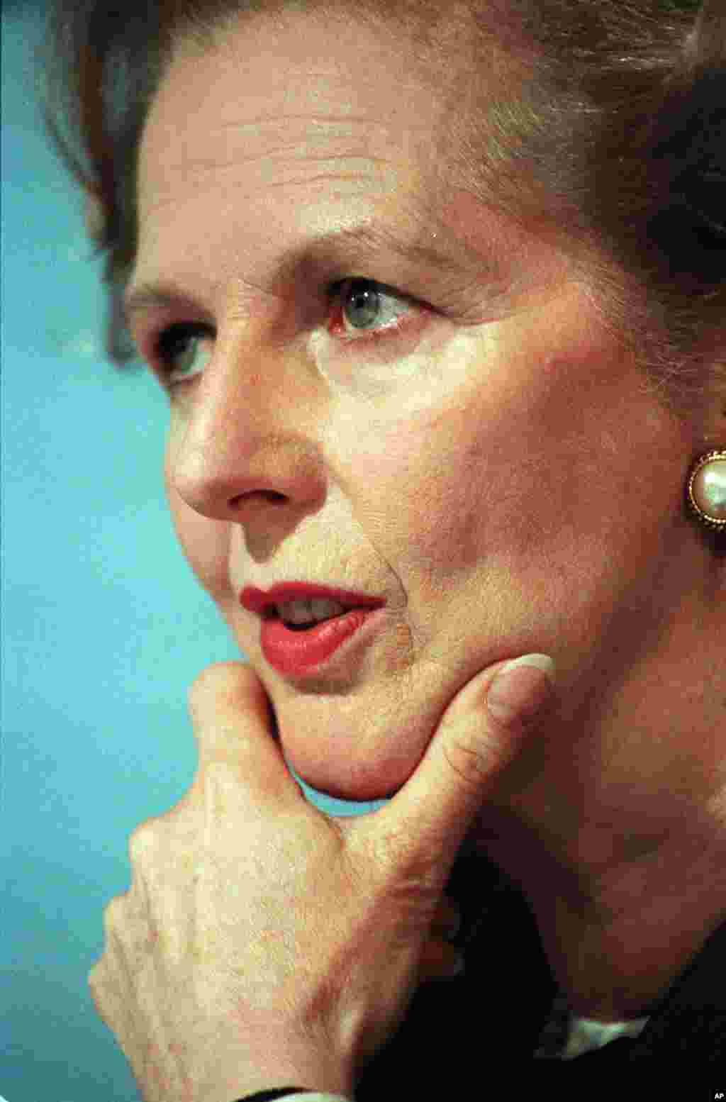1987年6月10日,时任英国首相撒切尔夫人在伦敦市中心举行的一个记者会上思考问题。