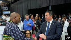 Líder da principal oposição, Aliança Democrática, John Steenhuisen, à direita, aperta a mão ao presidente do ANC, Gwede Mantashe, à esquerda, após as eleições, África do Sul, a 31 de maio de 2024. (AP Photo/Themba Hadebe, Ficheiro)