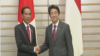 在日本訪問的印尼總統佐科·維多多（左）與日本首相安倍晉三握手。（視頻截圖）