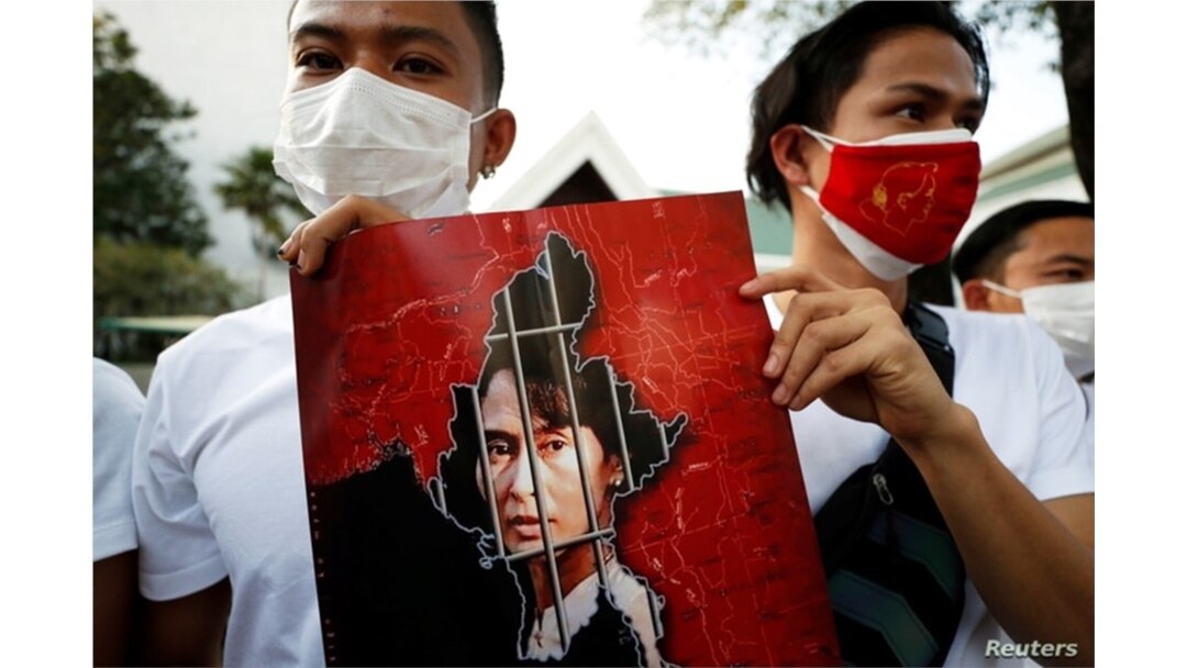 Ciudadanos de Birmania sostienen una imagen de la líder Aung San Suu Kyi después de que los militares tomaran el poder en un golpe de estado en Myanmar, fuera del recinto de las Naciones Unidas en Bangkok, Tailandia, el 2 de febrero de 2021.