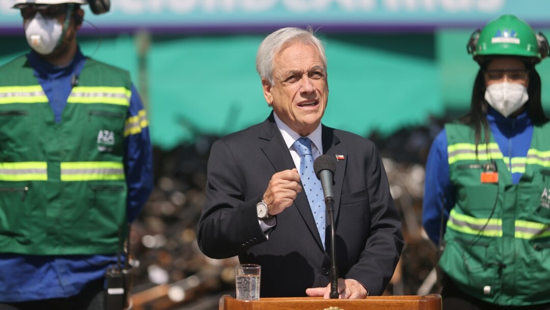 Al presidente Sebastián Piñera se le acusa de favorecer la venta de una empresa familiar durante su primer gobierno.