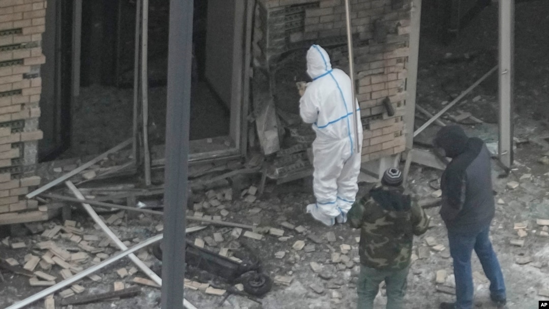 Investigadores en el lugar donde el teniente general Igor Kirillov, jefe de las fuerzas nucleares, biológicas y químicas de rusia, y su asistente, Ilya Polikarpov, fueron asesinados por un dispositivo explosivo en Moscú, Rusia, el martes 17 de diciembre de 2024. 