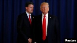El funcionario de la Casa Blanca Rob Porter (izquierda) ayudaba a supervisar los documentos enviado al presidente Donald Trump.