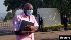 Paul Rusesabagina afite amadosiye ye ajya mu rukiko rw'ubujurire i Kigali (tariki 4/4/2022)