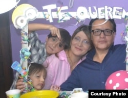 Fernando Villavicencio y Verónica Sárauz posan con dos de sus tres hijos en tiempos felices.