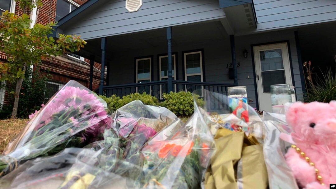 Ramos de flores depositados frente a la casa de Atatiana Jefferson, una mujer de 28 años que resultó muerta dentro de su casa por el disparo de un policía que respondió a una llamada de una vecina en Fort Worth, Texas, el sábado 12 de octubre de 2019. AP.