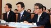 류길재 한국 통일부 장관(오른쪽)이 17일 국회 외교통일위 전체회의에서 의원들의 질의에 답하고 있다. 왼쪽부터 남성욱 한국 민주평화통일자문회의 사무처장, 윤병세 한국 외교장관. 