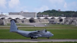 一架美國海軍陸戰隊C-130 大力士運輸機降落在日本南部沖繩西部嘉手納鎮的嘉手納空軍基地機場。 (美聯社：2023年8月24日)
