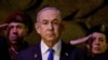 Primeiro-ministro israelita Benjamin Netanyahu assiste a uma cerimónia de colocação de coroas de flores que assinala o Dia da Memória do Holocausto em Jerusalém. Fotografia de arquivo