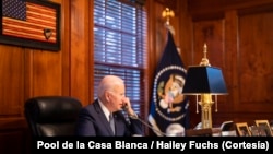 Presidenti Biden gjatë një bisede telefonike
