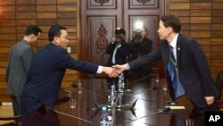 지난달 26일 판문점 북측 지역인 통일각에서 열린 남북 당국회담 준비를 위한 실무접촉에서 남측 대표단 김기웅 통일부 남북회담본부장(오른쪽)과 북측 대표단 황철 조국평화통일위원회 서기국 부장이 악수하고 있다. (자료사진)