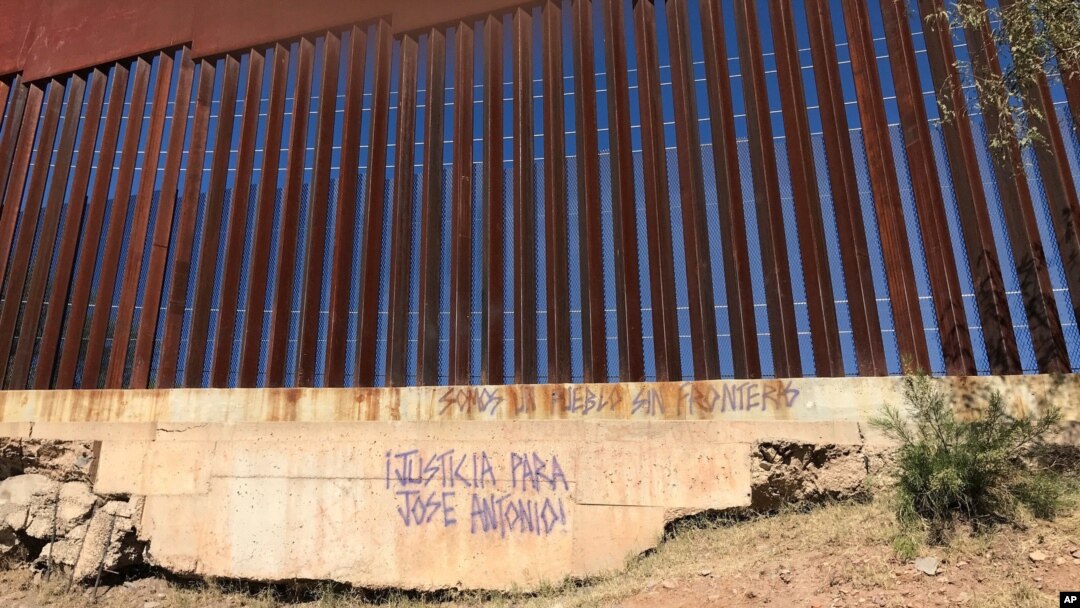 En esta foto del 4 de diciembre de 2017, un eslogan que pide justicia para el joven mexicano de 16 años José Antonio Elena Rodríguez, quien fue asesinado a tiros en una calle de Nogales, Sonora, México, se muestra en el muro fronterizo de las calles. donde fue asesinado.