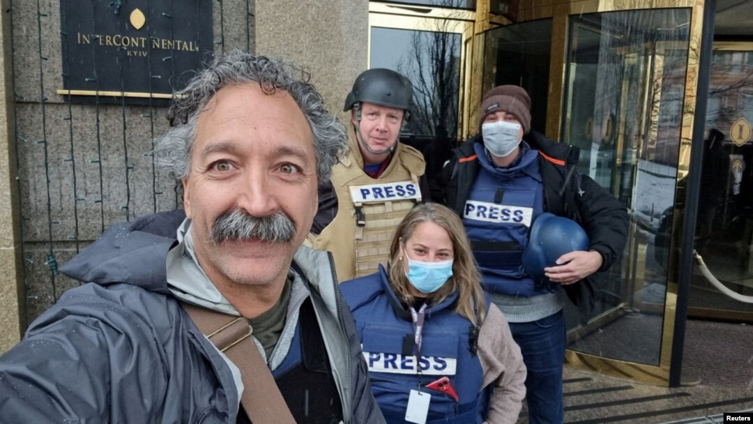 Esta imagen publicada por Fox News Channel muestra al camarógrafo Pierre Zakrzewski durante una misión con sus colegas, el corresponsal de Fox News Steve Harrigan y el productor sénior con sede en Jerusalén Yonat Friling, al fondo a la derecha, en Kiev.