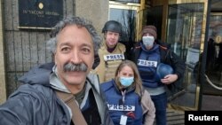 El camarógrafo de Fox News, Pierre Zakrzewski, quien murió en Ucrania después de que el vehículo en el que viajaba fuera alcanzado por fuego, posa para una selfie con sus colegas Steve Harrigan, Yonat Frilling e Ibrahim Hazboun en Kiev, Ucrania, en una fotografía sin fecha. FOX News Sunday/Folleto a través de REUTERS.