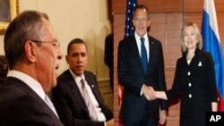 Sergey Lavrov com o presidente Obama, na Casa Branca, e com Hillary Clinton, no Departamento de Estado