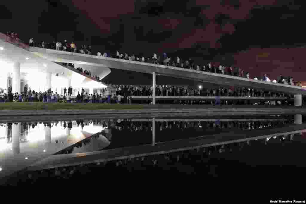 Manifestantes protestando na Esplanada dos Ministérios em Brasília.