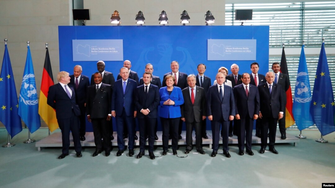 El secretario de Estado de EE.UU. Mike Pompeo (centro atrás) posa con los líderes de Gran Bretaña, Francia, Alemania, Turquía, Rusia, Egipto, Algeria, Rep. del Congo, el Sec. Gral, de la ONU y la presidente Comisión Europea en Berlín. Enero 19, 2020. Reuters.