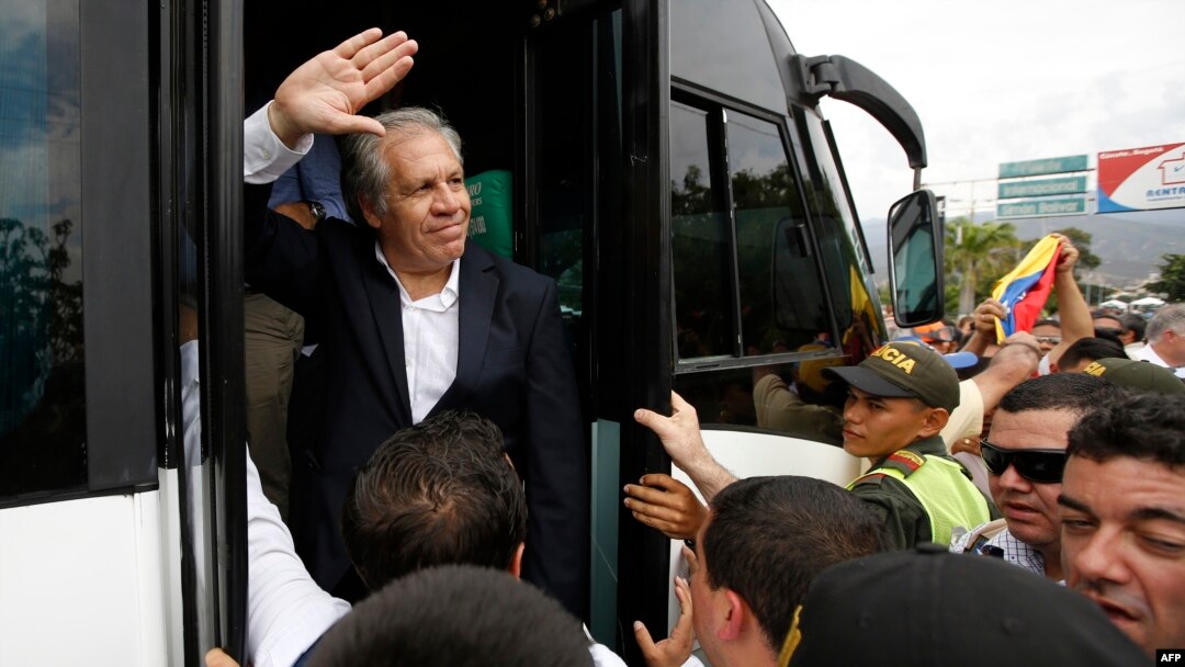 El secretario general de la OEA, Luis Almagro, saluda a migrantes venezolanos a llegar a La Parada, Colombia, en la frontera con Venezuela, el 14 de septiembre de 2018.