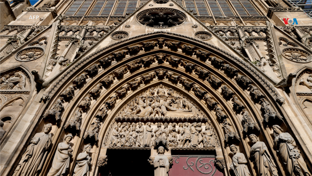 Entrada 'Le Portail du Cloitre' (El Portal del Claustro) en la fachada norte de la catedral de Notre-Dame de París, antes de su ceremonia oficial de reapertura.