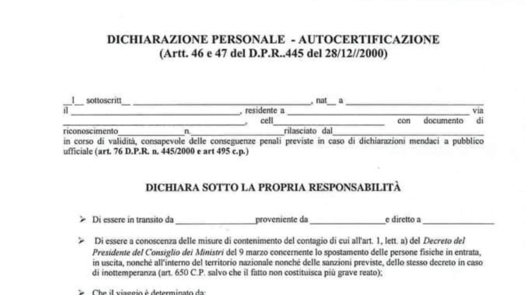 Documento que las personas deben portar cada vez que salen durante el período de cuarentena en Italia, en el deben explicar la razón por la que han salido.
