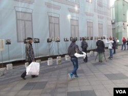 去年11月份政治迫害遇难者日之际，离莫斯科红场不远街头竖立的斯大林大清洗时遇难者肖像。背景正在修缮中的大楼是当时宣判遇难者死刑的法庭所在地。