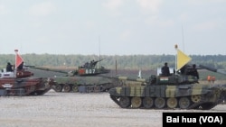 2014年在莫斯科郊外舉行的軍事比賽坦克項目的比賽中，俄羅斯，中國和印度軍人分別乘坐坦克。（美國之音白樺攝）