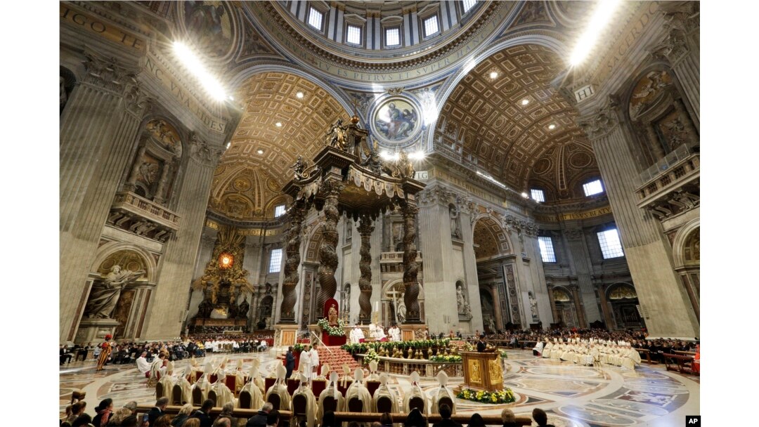 El papa Francisco celebra misa en la basílica de San Pedro en El Vaticano, el domingo 18 de noviembre de 2018, en el Día Mundial de los Pobres.