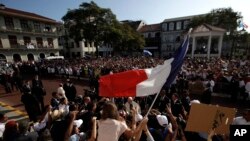 El papa Francisco saluda a un grupo de peregrinos cuando llega para celebrar una misa en la catedral de Santa María La Antigua con motivo de su visita para la Jornada Mundial de la Juventud, en la Ciudad de Panamá, el sábado 26 de enero .