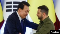 윤석열(왼쪽) 한국 대통령과 볼로디미르 젤렌스키 우크라이나 대통령이 지난 15일 우크라이나 수도 크이우(러시아명 키예프)에서 회담 직후 공동회견하고 있다. (자료사진)