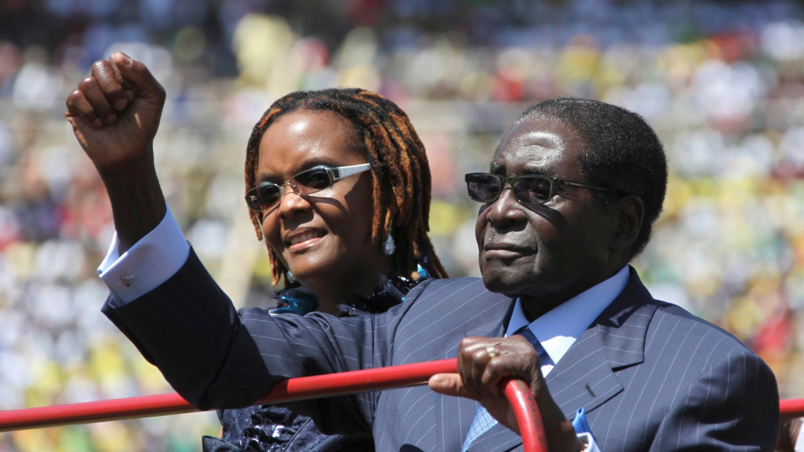Zimbabwe President Robert Mugabe and his wife, Grace, arrive for his inauguration as president, in Harare, August 22, 2013. 