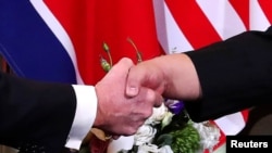 美國總統特朗普(左) 和北韓領導人金正恩在越南河內舉行美朝第二次峰會前握手。(2019年2月27日)