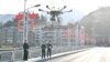 中国湖北省襄阳地区的警察使用无人机传播防控新冠病毒的信息。（2020年2月4日）