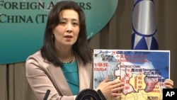 台灣外交部發言人歐江安在台北舉行的記者會上指向圭亞那(台灣稱蓋亞那)地圖。(2021年2月4日)
