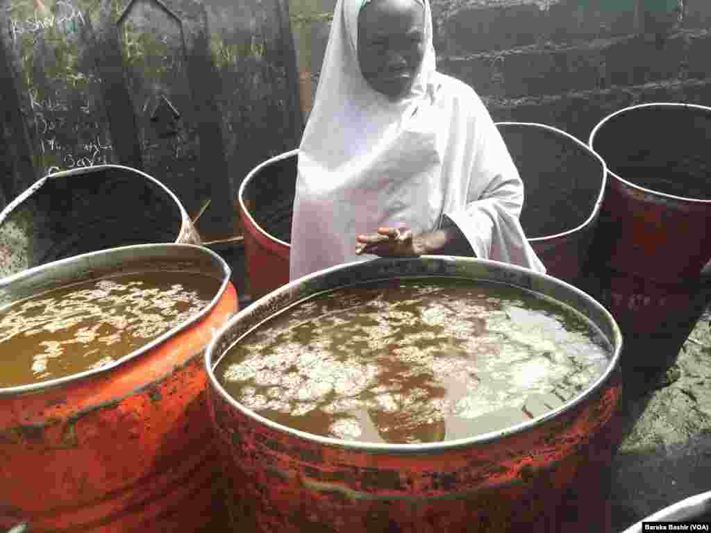 Zainab Abdullahi Mai Sarrafa Dagwalon Nikakkiyar Gyada Domin Samar Da Mai