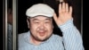 지난 2010년 4월 마카오에서 한국 언론과 인터뷰한 김정남. (자료사진)
