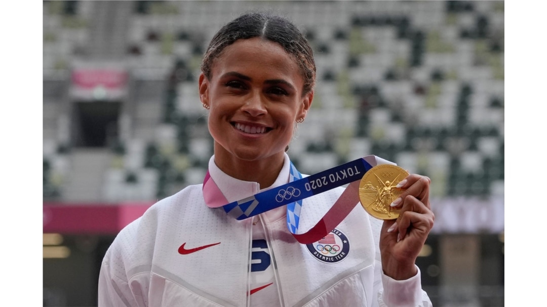 La medallista de oro Sydney McLaughlin, de Estados Unidos, posa durante la ceremonia de entrega de medallas por los 400 metros con vallas femeninas en los Juegos Olímpicos de Verano de 2020, el miércoles 4 de agosto de 2021 en Tokio.