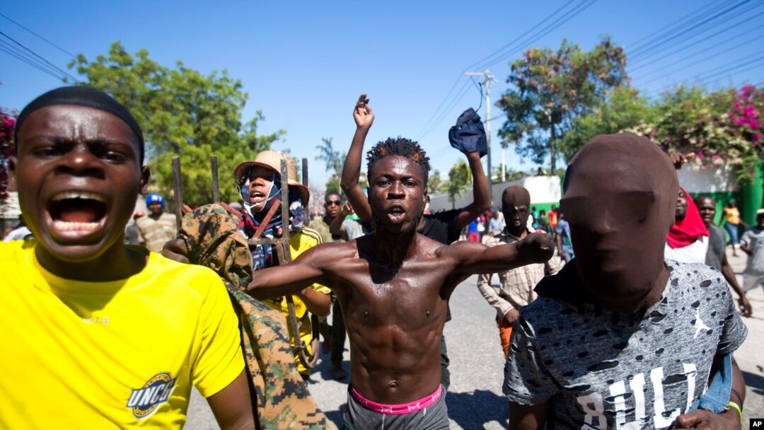 Los manifestantes corean consignas antigubernamentales que exigen la renuncia del presidente Jovenel Moise en Puerto Príncipe.