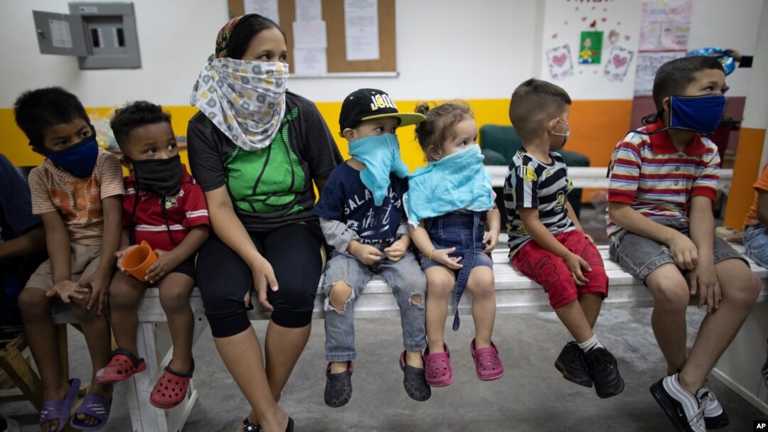 Niños asisten a una obra de teatro en un centro que brinda tutoría a menores en medio de la pandemia en Caracas, Venezuela. Noviembre 4, 2020. Foto: AP