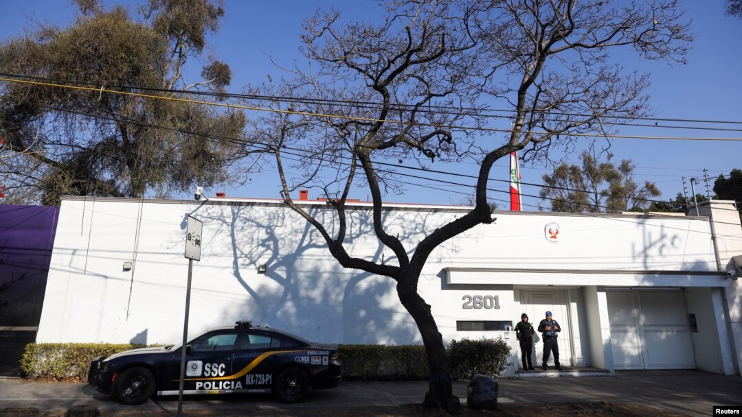 Sede de la embajada de Perú en Ciudad de México, vista el 25 de febrero de 2023, tras la decisión de la presidenta peruana, Dilma Boluarte, de retirar a su embajador del país norteamericano.